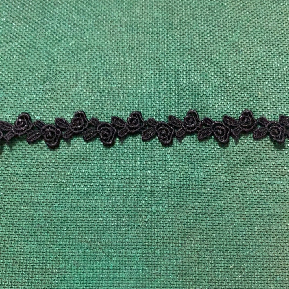 Rose pattern lace chocker